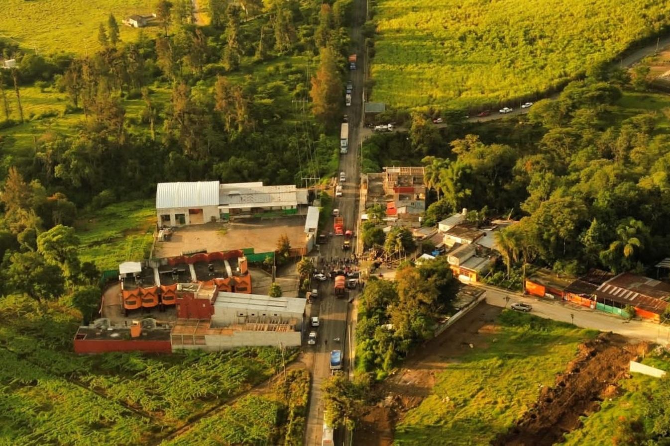 Bloquean la Fortín – Huatusco por obras inconclusas en Coscomatepec