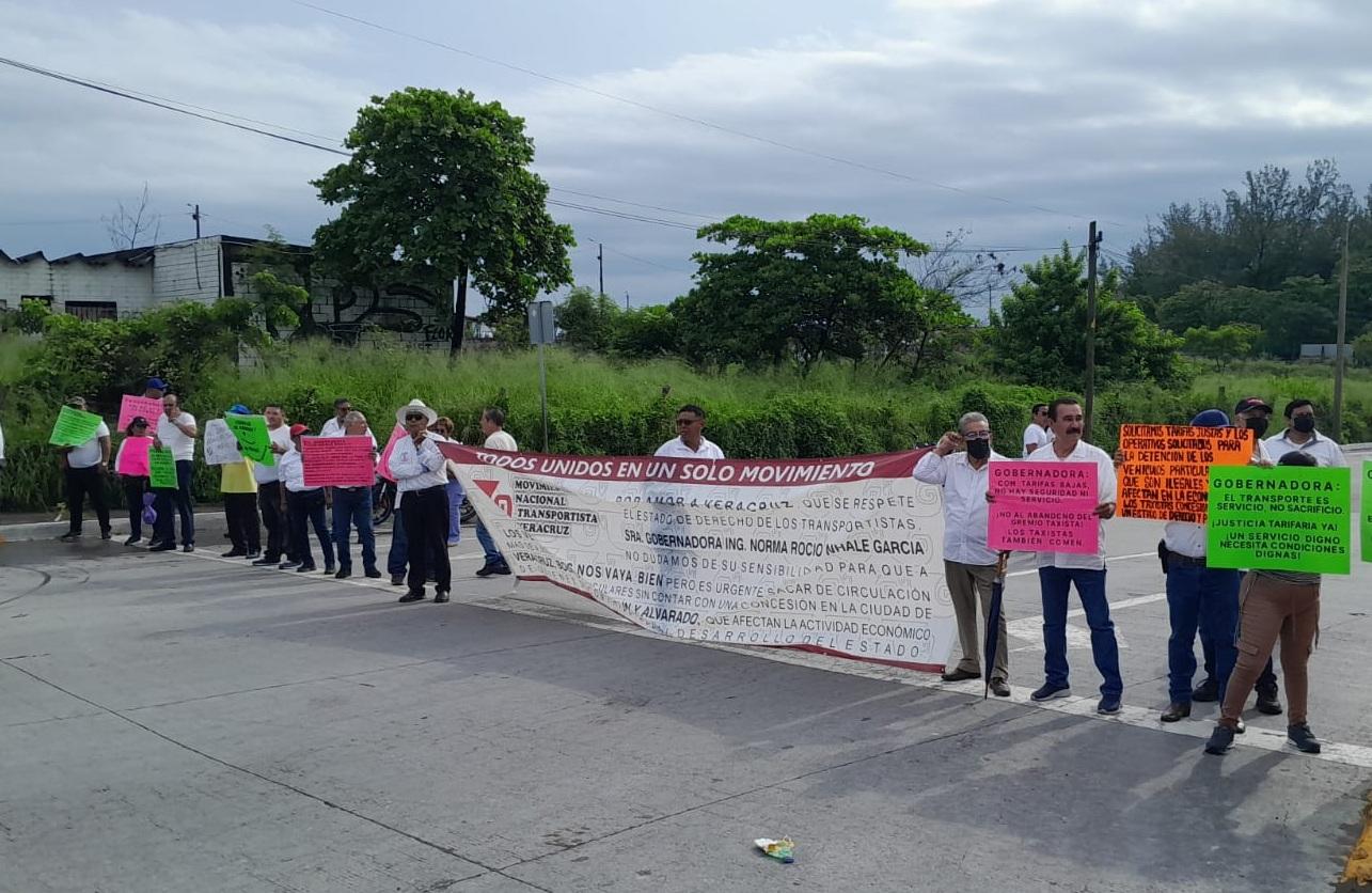 Taxistas bloquean accesos a Veracruz por nuevas tarifas oficiales