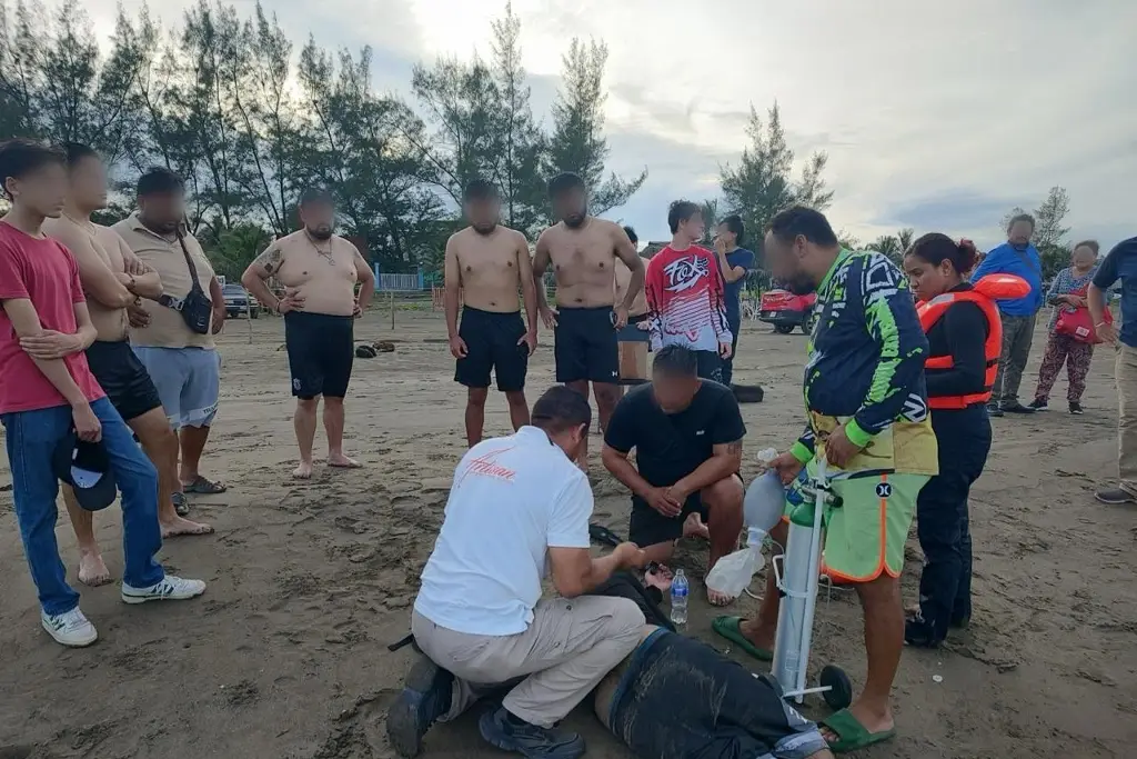 Rescatan a persona de morir ahogada en Chachalacas, Veracruz