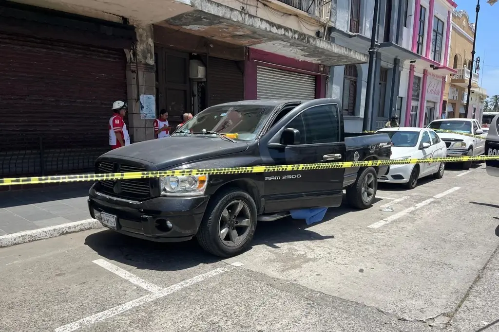 Muere hombre al interior de su camioneta en el Centro Histórico de Veracruz