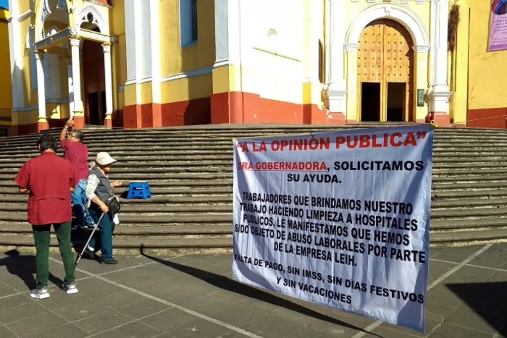 Trabajadores de limpieza de hospitales en Veracruz denuncian falta de pagos