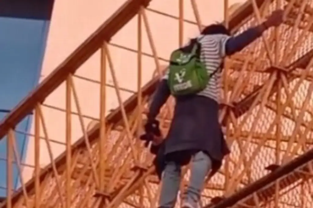 Hombre camina por el borde de un puente peatonal en Xalapa, Veracruz