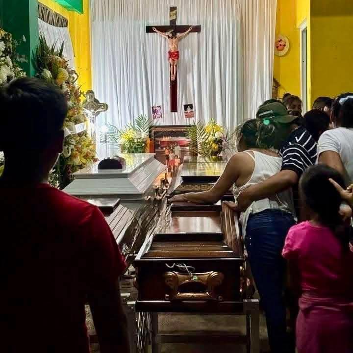 Cuerpos de familia Durán Salazar arriban San Andrés tras accidente en Alvarado