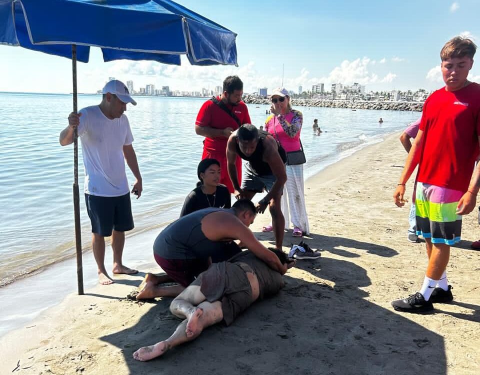 Rescatan a turista de la tercera edad de ahogarse en playas de Veracruz puerto