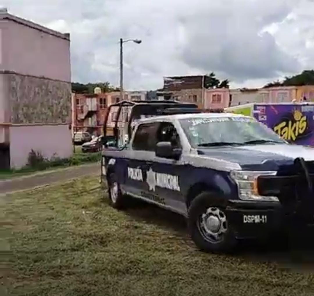 Sujeto ataca a balazos a vendedor de Barcel en casas GEO en coatepec