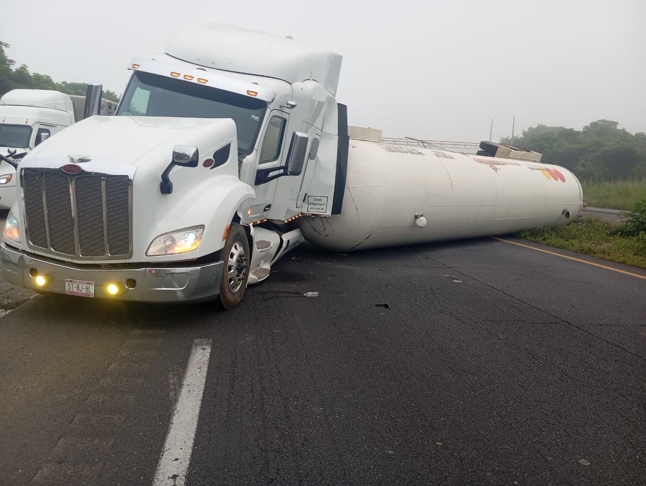 PIPA VUELCA EN AUTOPISTA LA TINAJA COSOLEACAQUE