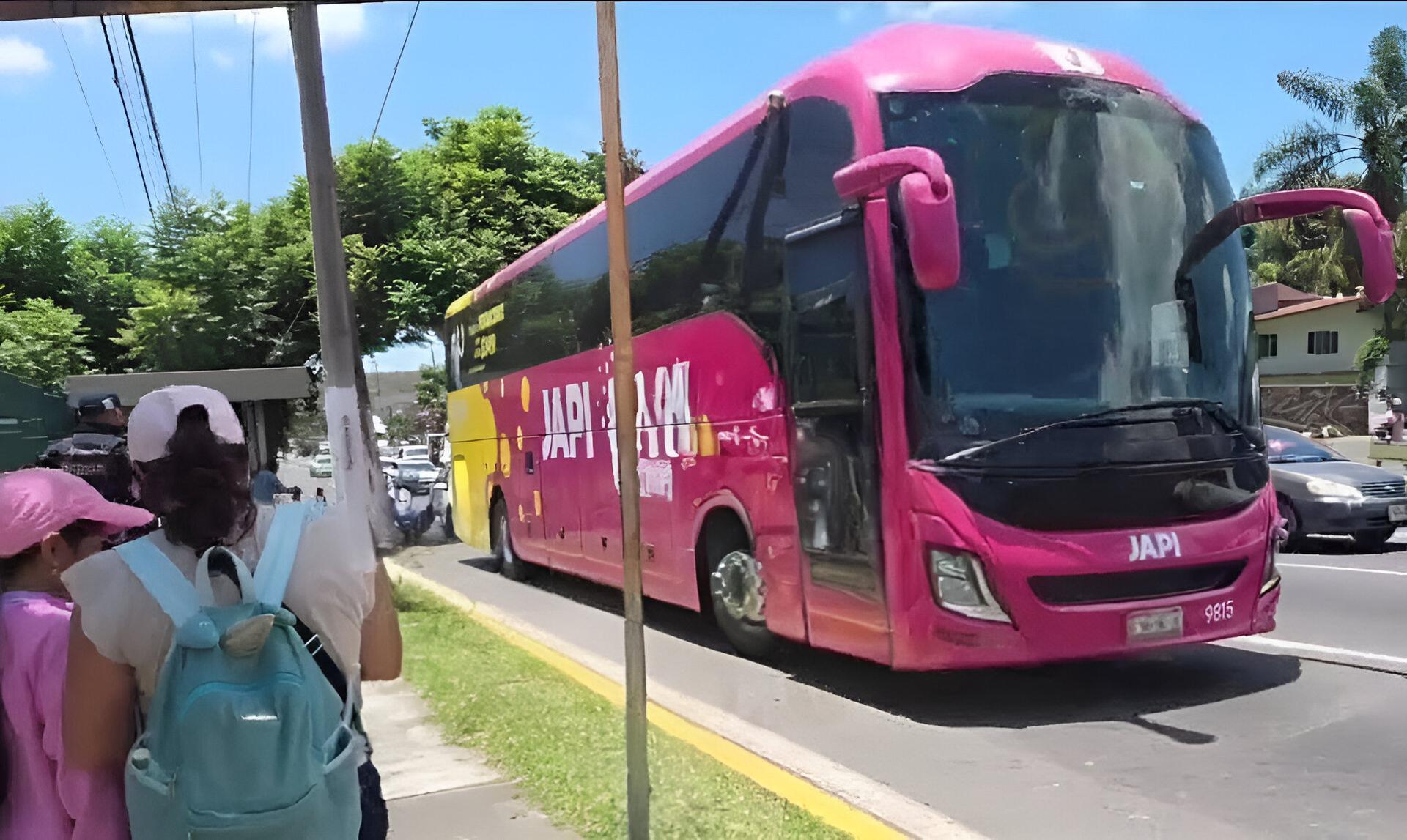 Conductor deja a madre y arranca con su hijo a bordo en Xalapa