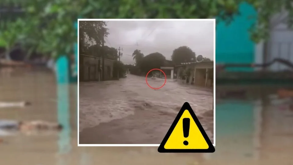 Se desborda arroyo en Sayula de Alemán y corriente de agua arrastra a 2 personas en motocicleta