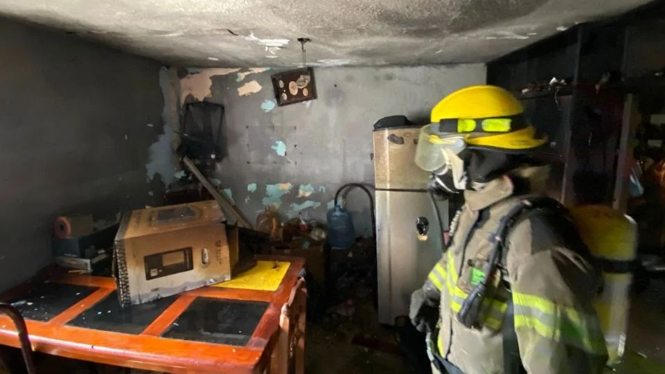 Rescatan a personas y mascotas tras incendio de una casa en Las Vegas, en Boca del Río