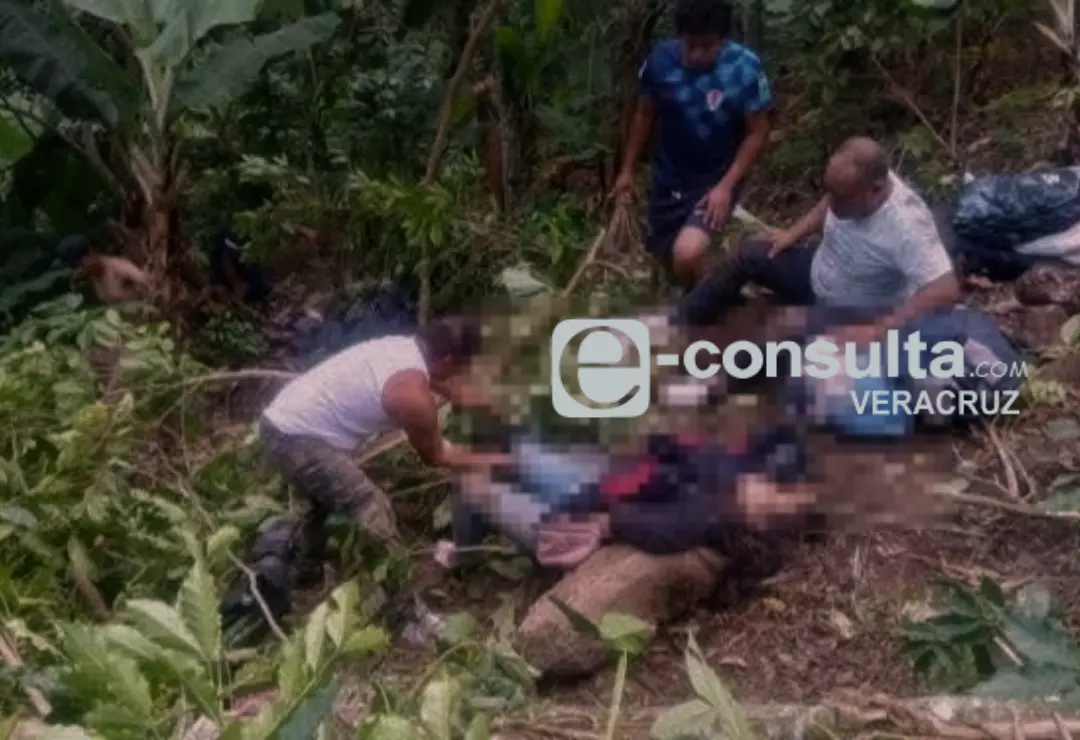 Trece heridos deja volcadura de camioneta en barranco de Yecuatla