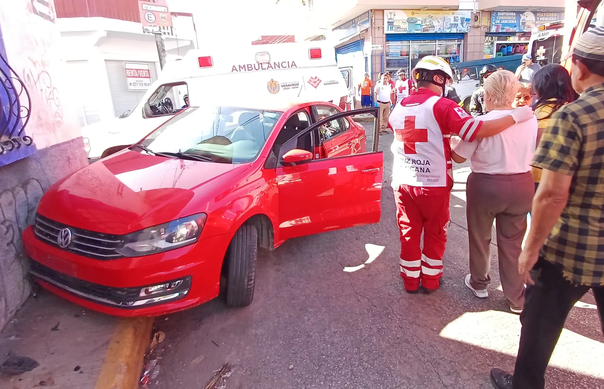 Adulta mayor arrolla a dos hombres en calles de Córdoba