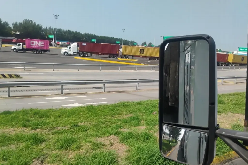 Otra vez largas filas en Aduana de Veracruz; traileros esperan hasta 20 horas sin comer ni ir al baño