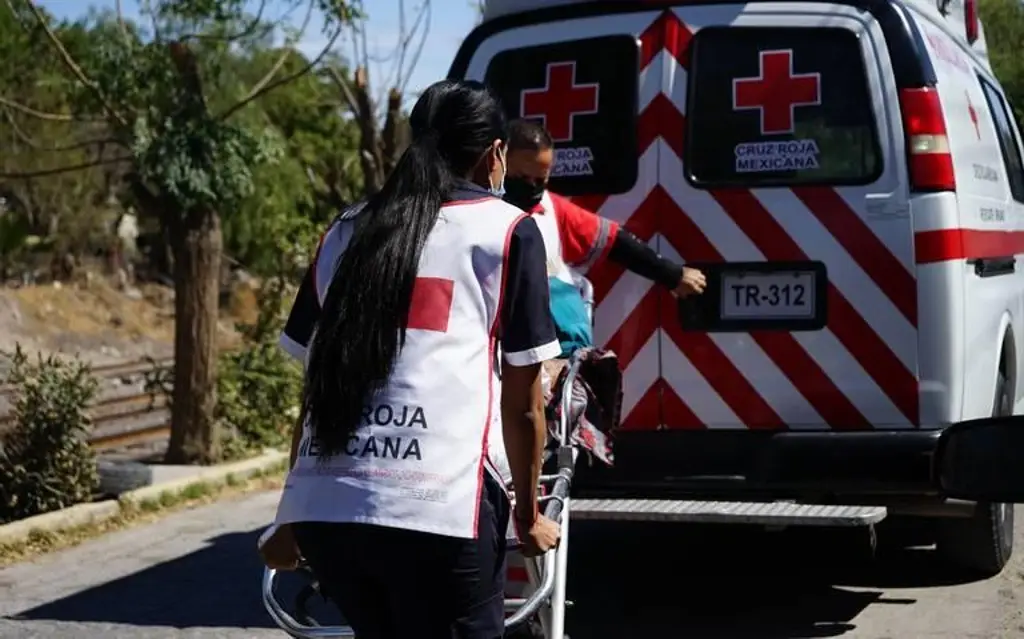 Vuelca en la autopista Veracruz-Córdoba tras estallarle llanta