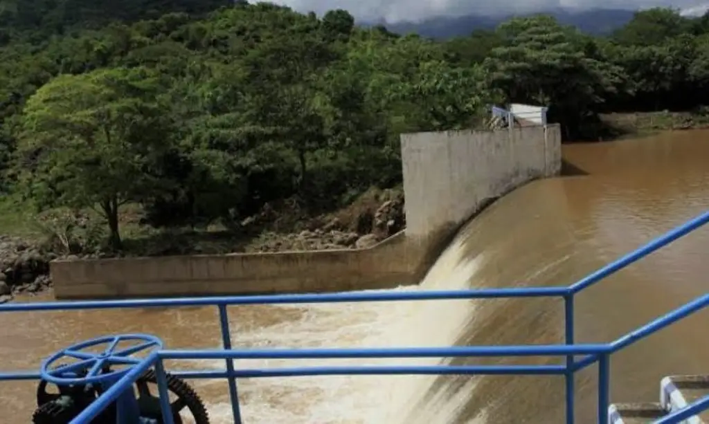 Ejidatarios cierran la presa Yuribia, Tatahuicapan, Veracruz