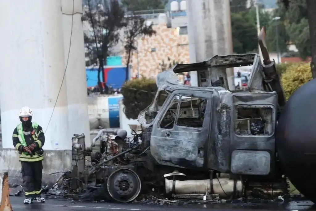 Suman 21 fallecidos por explosión de pipa en Iztapalapa, CDMX