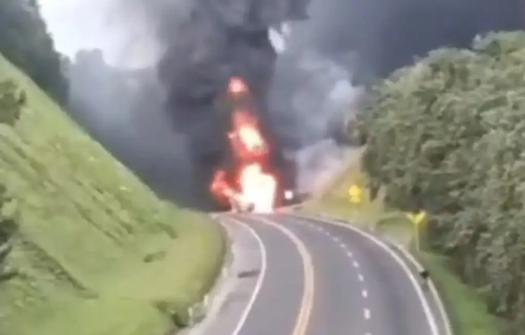 Se incendia pipa en autopista que conecta con Veracruz tras volcar