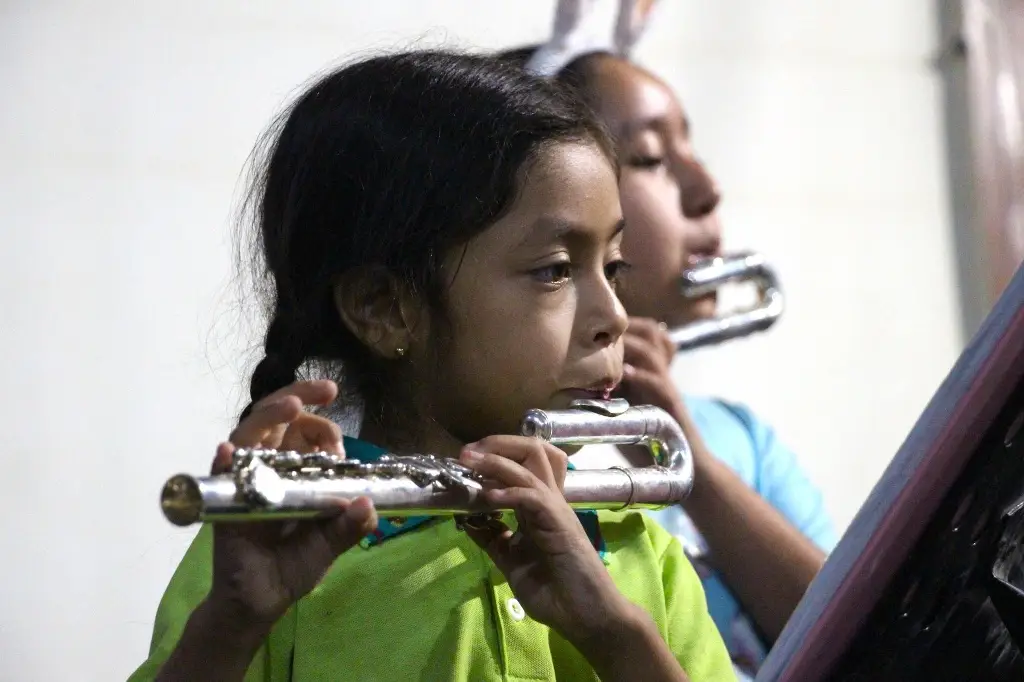 Sheinbaum ordena revisar retención de instrumentos en Aduana de Veracruz