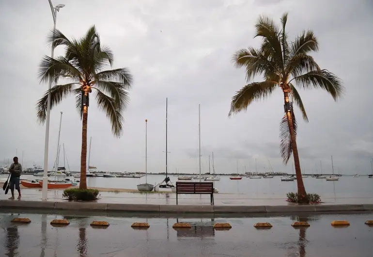Huracán ‘Lorena’, monzón mexicano y primer frente frío mantendrán lluvias en México