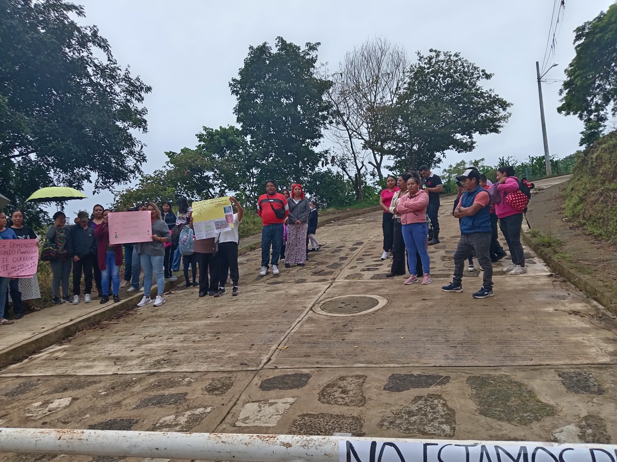 Toman escuela Vicente Guerrero; acusan al Director de practicar brujería