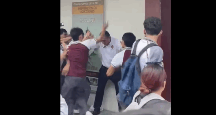 Estudiantes agreden a director del CETis 78 en Altamira, Tamaulipas tras acusaciones de acoso