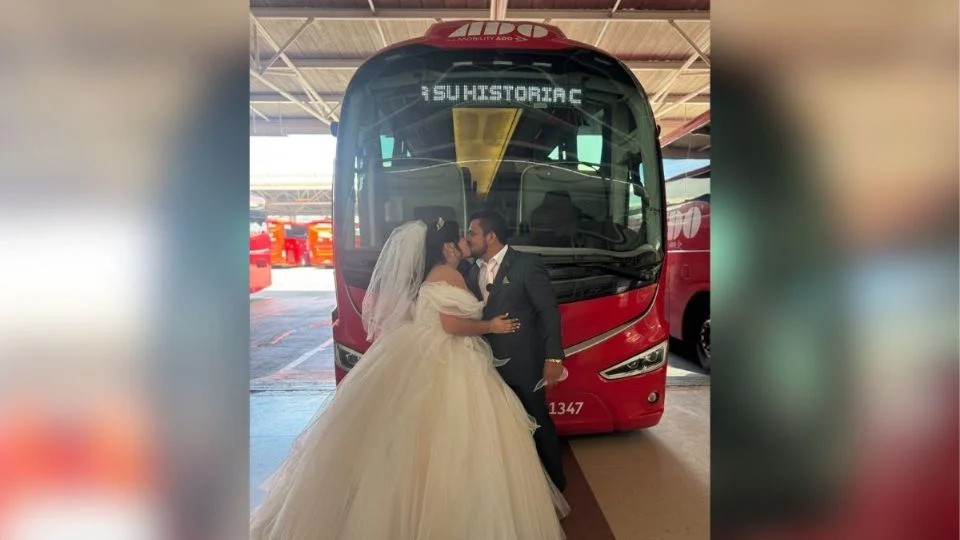 Recién casados hacen sesión de fotos en terminal ADO de Veracruz, donde se conocieron