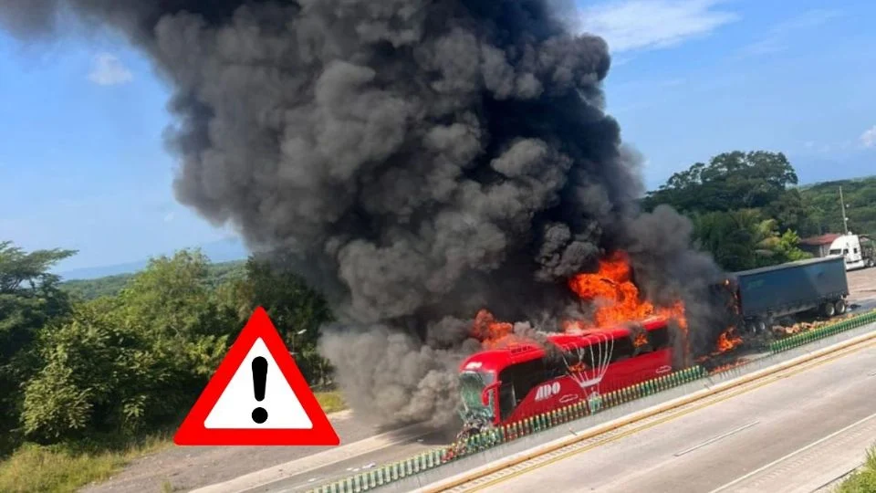Tras choque, se incendian ADO y tráiler en autopista Córdoba – Veracruz