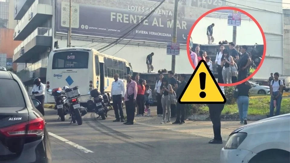 Vuelca camioneta tras chocar con urbano en Boca del Río; hay 5 heridos