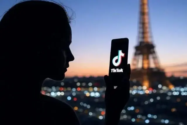 Francia propone prohibir redes sociales a menores de 15 por salud mental