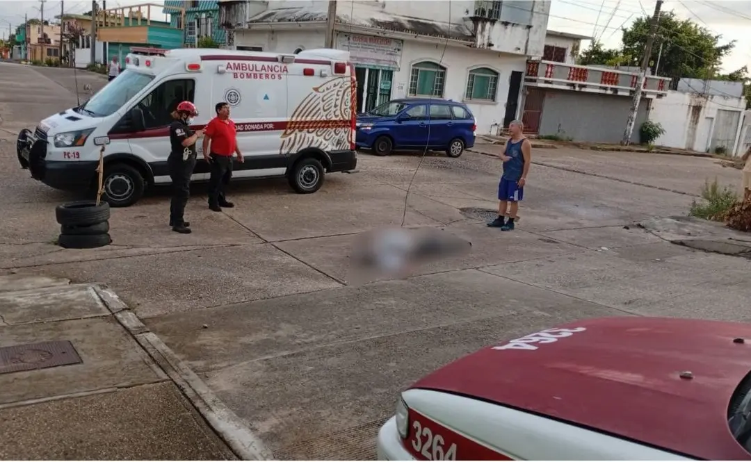 Muere taxista electrocutado al intentar mover cable en Coatza