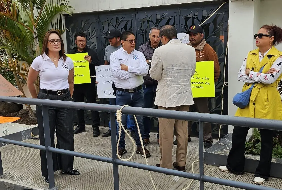 Trabajadores despedidos de Sedema inician huelga de hambre en Xalapa