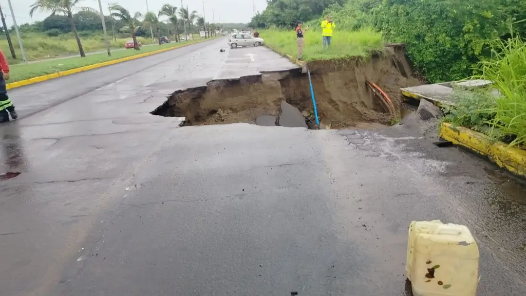 Lluvias dejan un mega socavón rumbo a Alvarado