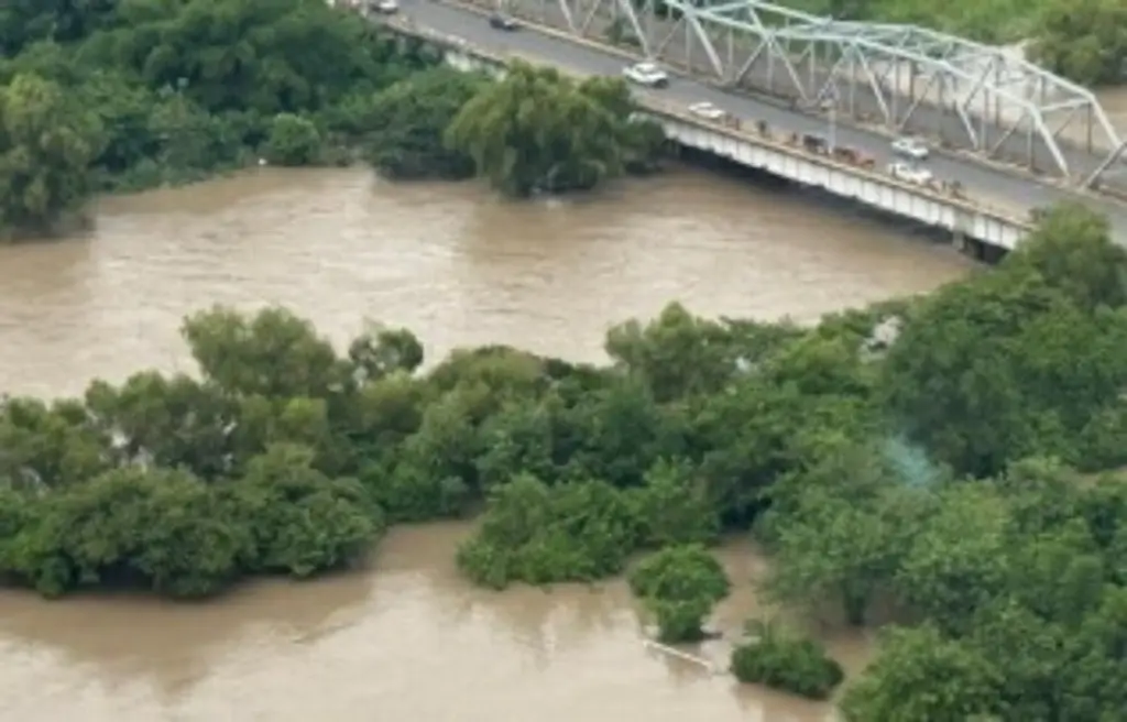 Fuertes inundaciones al norte de Veracruz; Rocío Nahle sobrevuela zonas afectadas
