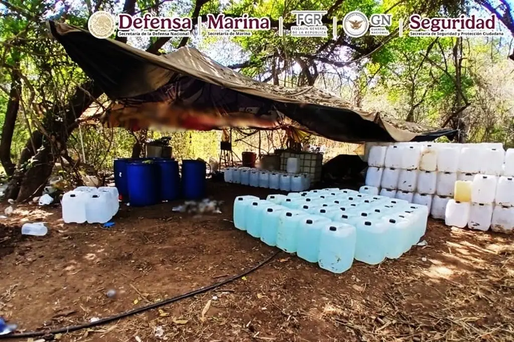 Aseguran narcolaboratorio, 500 kilos de metanfetamina y 211 mil pastillas de fentanilo en Culiacán