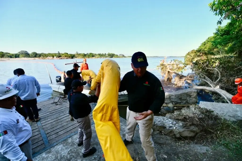 PEMEX reportan recuperación de más de 100 mil litros del combustible derramado en río Pantepec