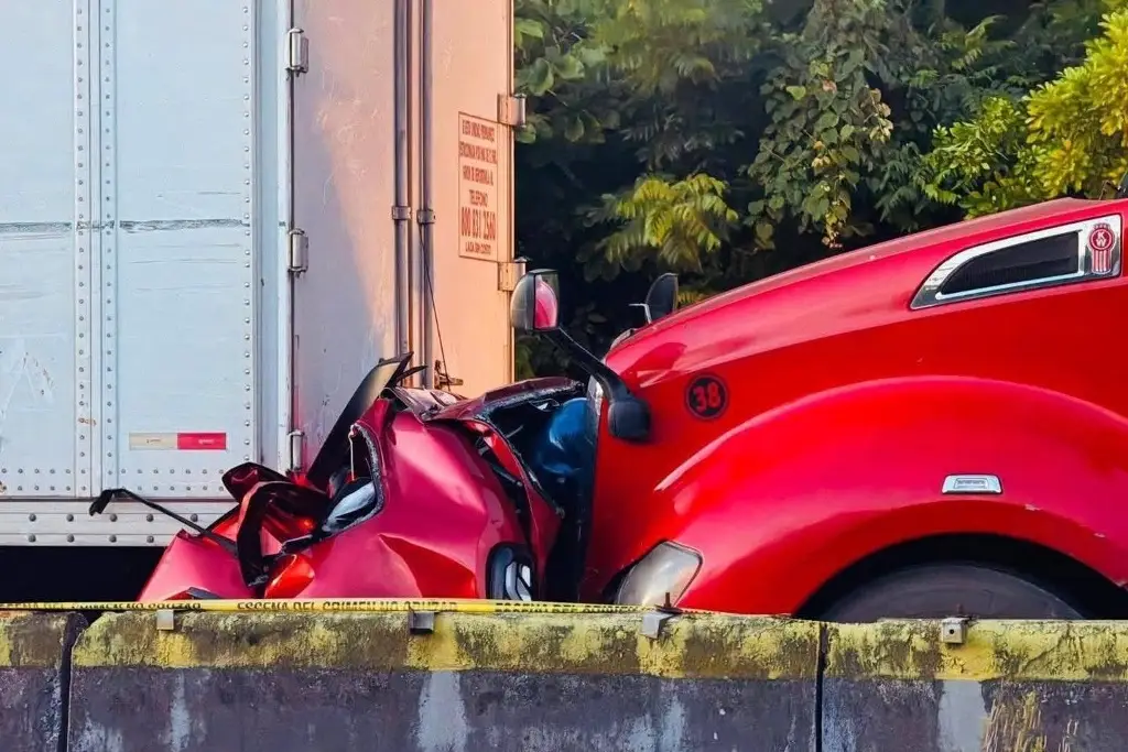 Muere mujer con sus pequeños hijos en fatal accidente en carretera de Veracruz