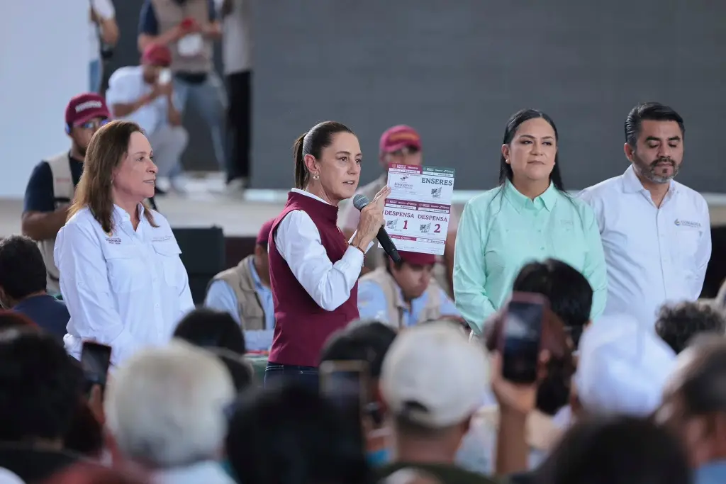 Sheinbaum visita Poza Rica tras inundaciones; se analizará construcción de muro en Río Cazones