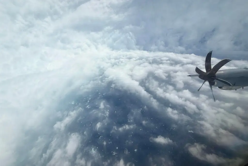 Avión cazahuracanes de EU es forzado a regresar por turbulencias muy fuertes de Melissa