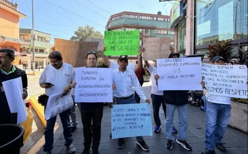 Protestan empleados de Correos de México. Esto exigen