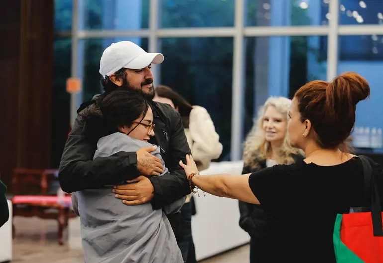 Llegan al AICM 6 mexicanos de la Flotilla Global Sumud