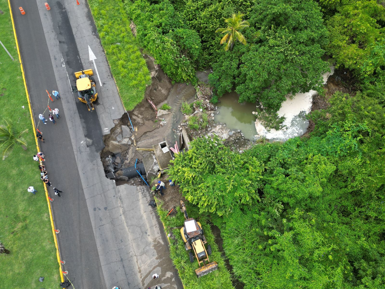 Atienden afectación en carretera federal 150 Antón Lizardo-Veracruz