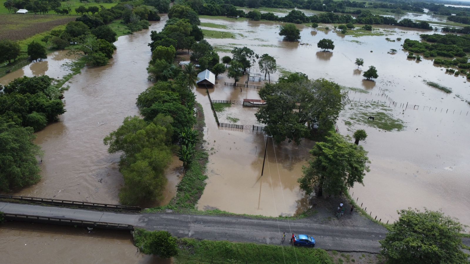 Se desborda Río Blanco en Tlalixcoyan; evacuan a ciudadanos