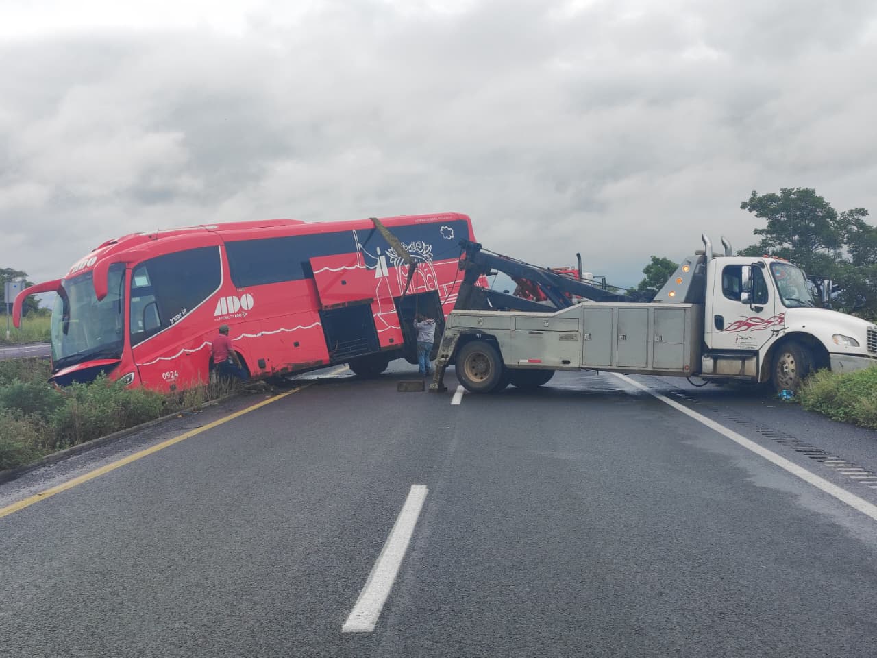 ACCIDENTE DE ADO EN AUTOPISTA LA TINAJA COSOLEACAQUE.