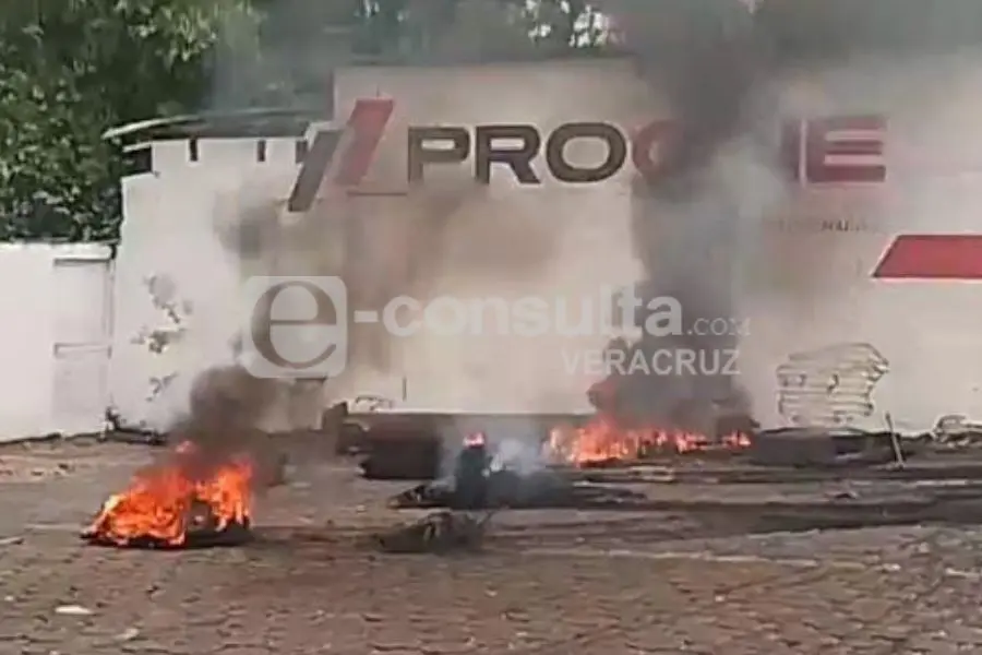 Pánico en Tezonapa por presuntas balaceras y bloqueos en vía estatal