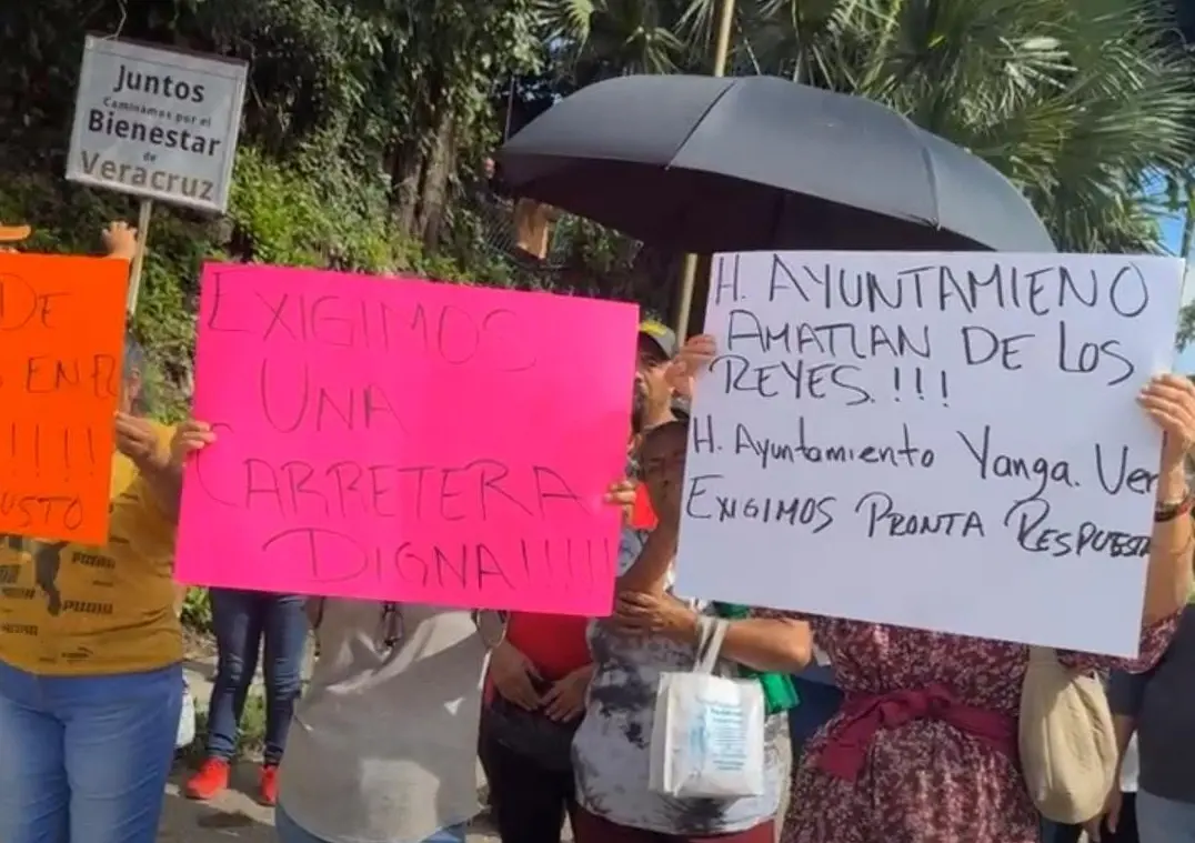 Pobladores bloquean la Córdoba-Veracruz; exigen reparación de camino