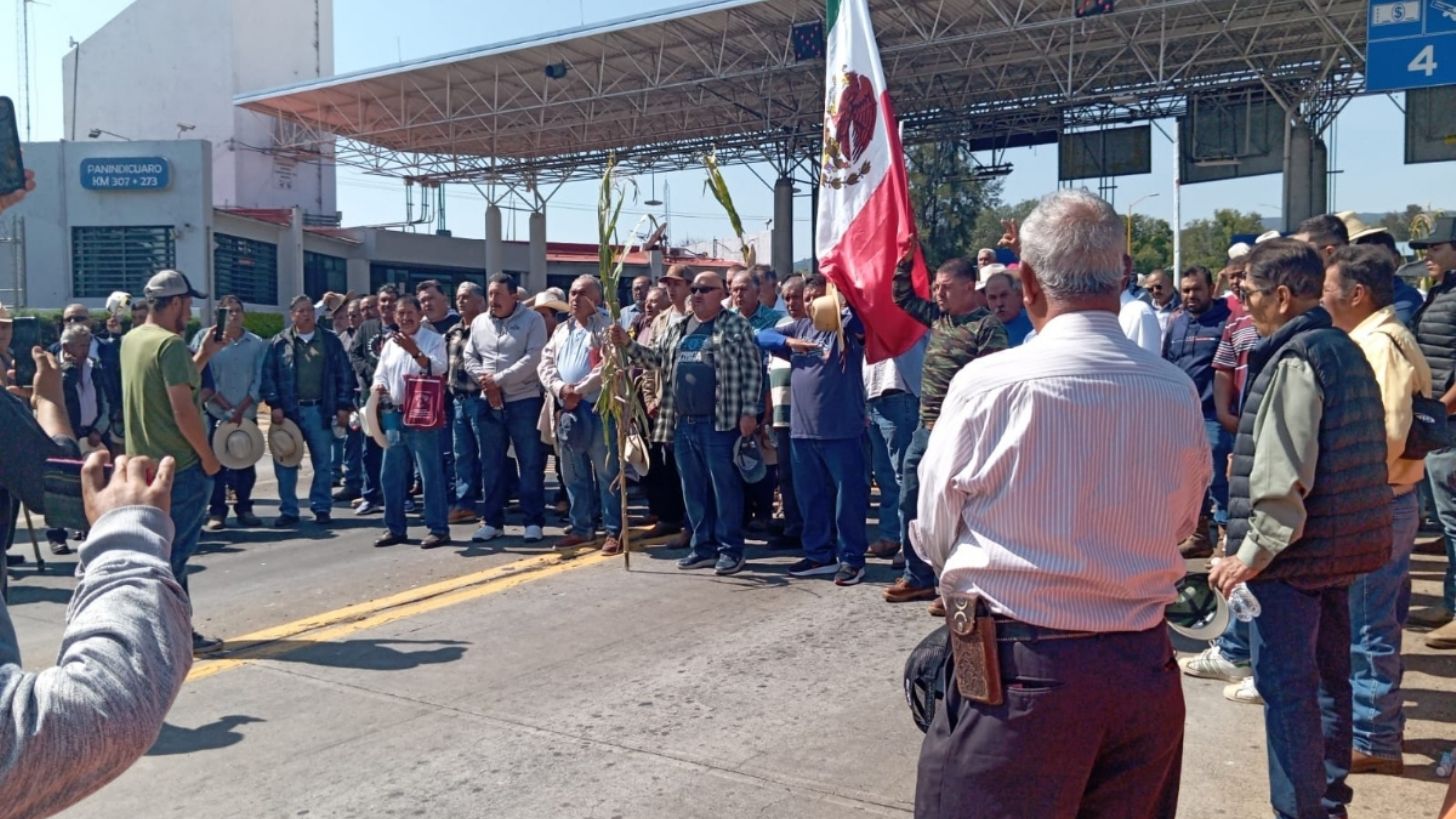 Campesinos de Michoacán bloquean al menos 4 casetas de cobro de la Autopista de Occidente