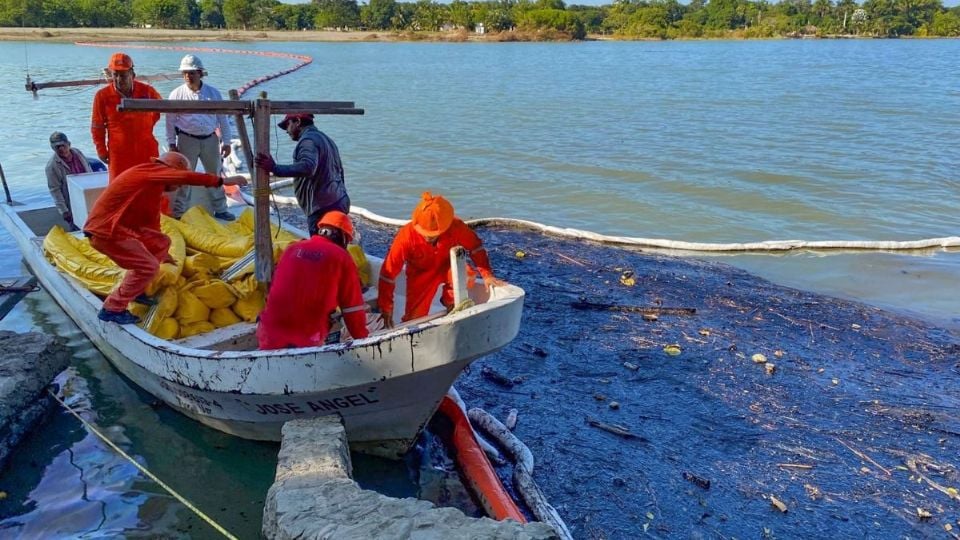 Río Pantepec: Pemex recolecta más de 180,000 litros de hidrocarburo derramado en Álamo, Veracruz