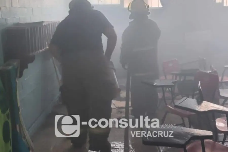 Suspenden clases por incendio en primaria de Minatitlán