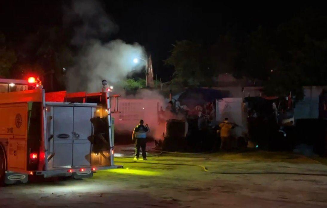Incendian con bombas molotov a dos tractocamiones en Acayucan