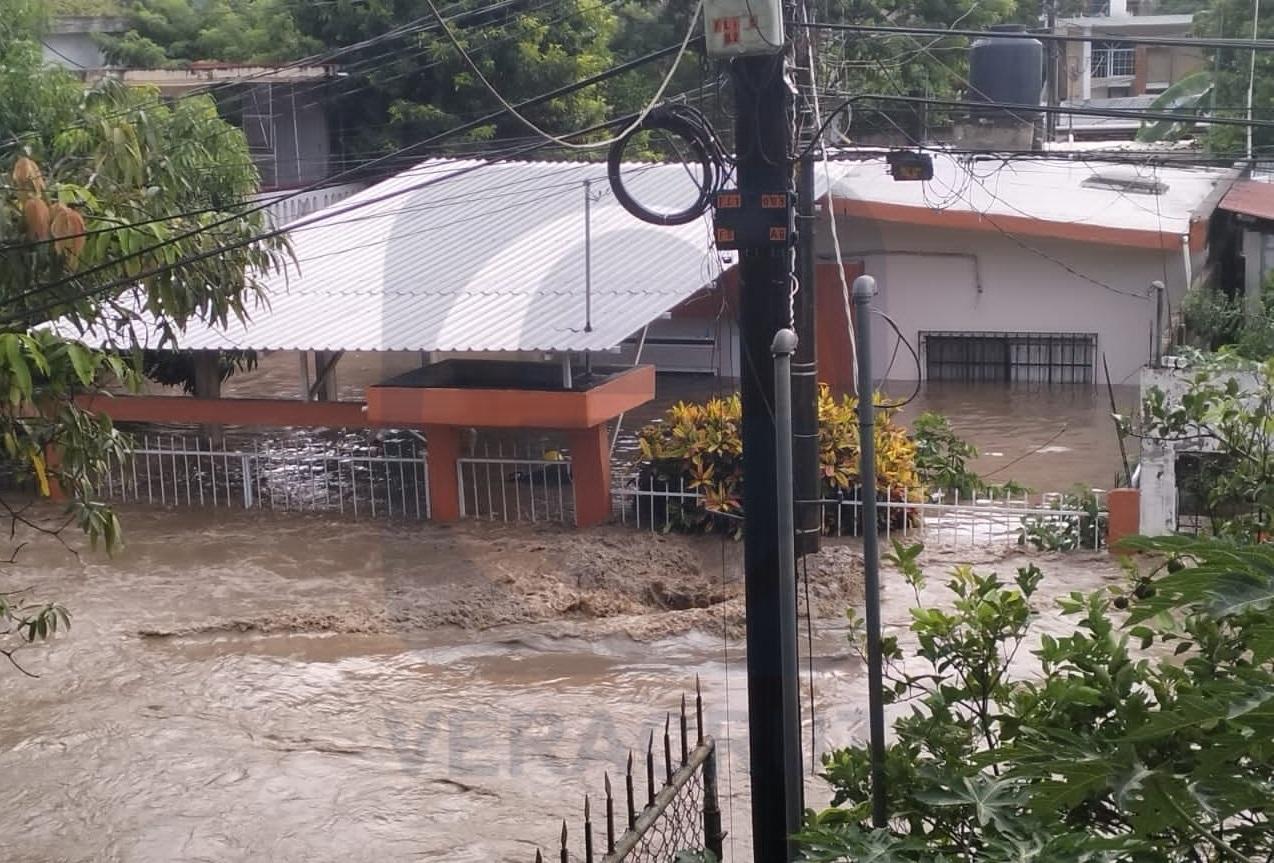Inundación en Poza Rica es crítica; hay gente atrapada en azoteas: Ahued