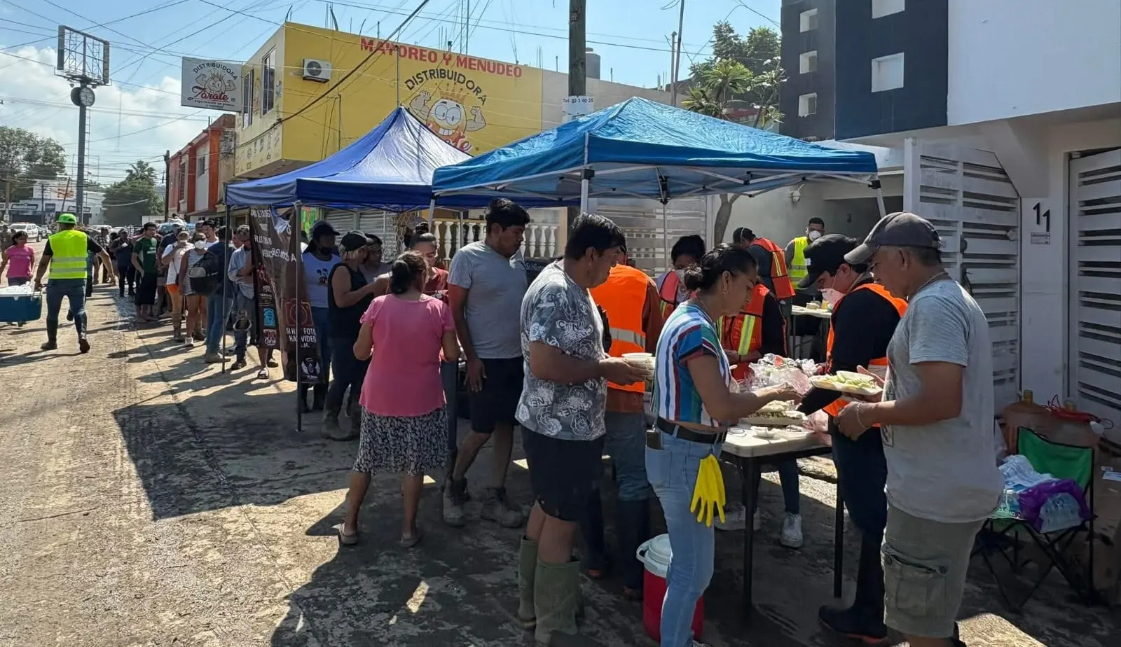 Taqueros reparten más de mil órdenes de tacos a damnificados